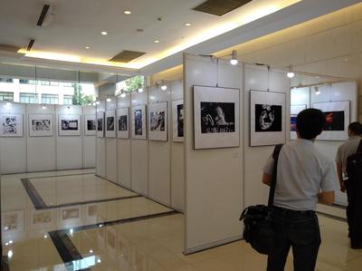 上海書畫展覽展示活動布置 掛畫白色展示板架子出租安裝與數(shù)字化服務(wù)應(yīng)用